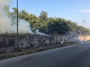 Ancora roghi, fiamme a Casamostra lambiscono deposito privato.