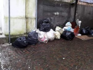 Commercio ridotto come le casette.