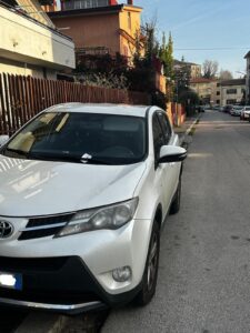 MULTA PER SOSTA SUL MARCIAPIEDE, LA PROTESTA DI UNA LETTRICE: “REGOLE SÌ, MA VALGANO PER TUTTI”